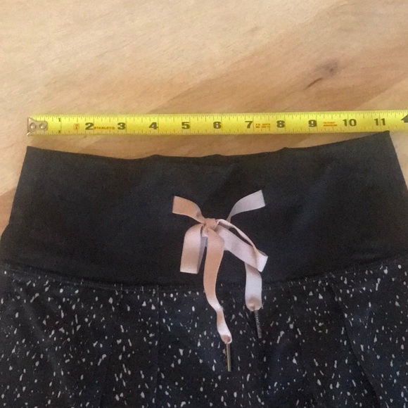 Lululemon harem yoga capris. Size 4 - Picture 7 of 9